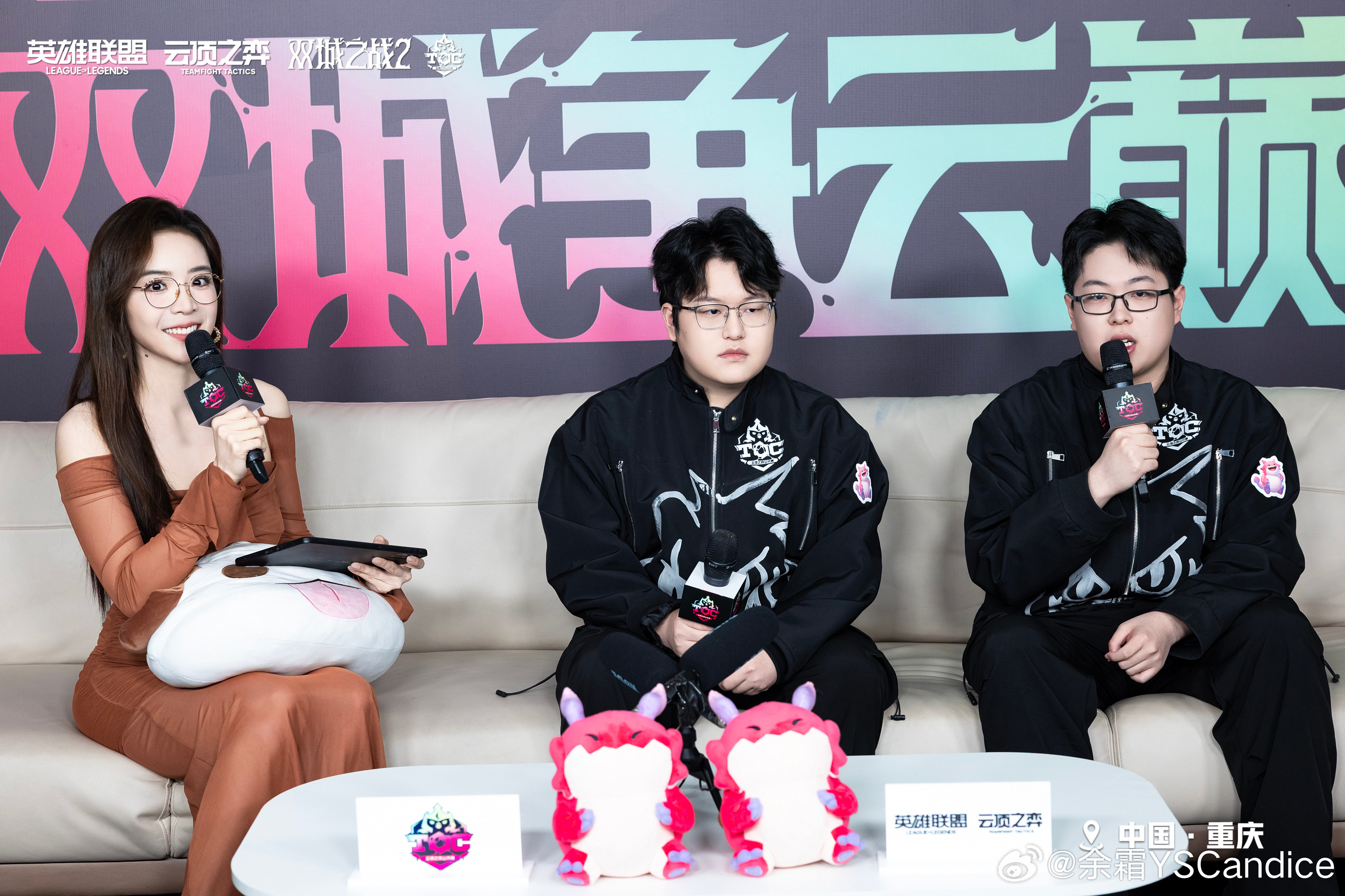 png电子网站羡慕管狗！余霜晒照：今天是黑长直配美拉德风！完全不一样呢！