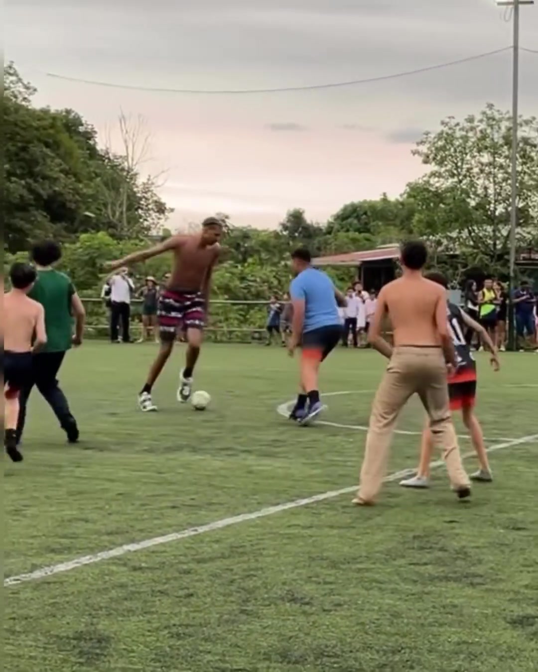 电子png游戏🥢鹤立鸡群！头球都不带跳的！文班亚马在哥斯达黎加踢足球