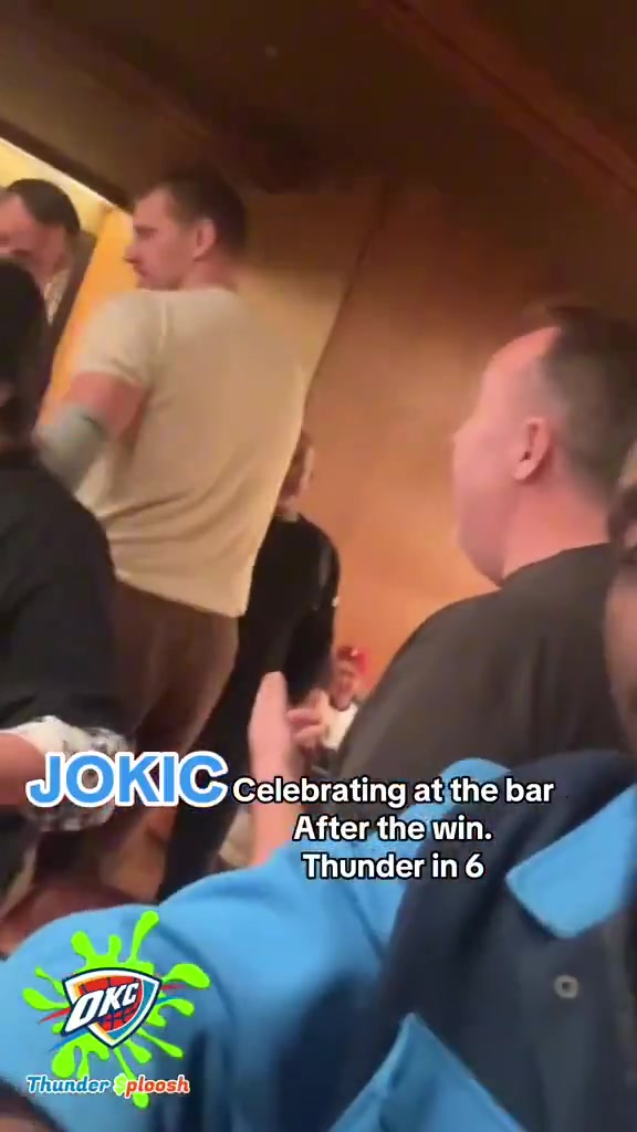 png电子网站约基奇G1赛后与哥哥们在俄城酒吧庆祝 雷霆球迷：我们六场拿下！