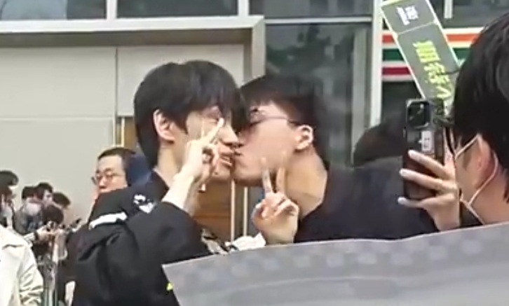 png电子平台男孩子也要保护自己！昨日NIP主场作战 Doinb遭男粉对嘴强吻