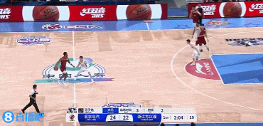 电子png游戏站在了防守盲区！周琦篮下接队友传球 双手暴力虐筐